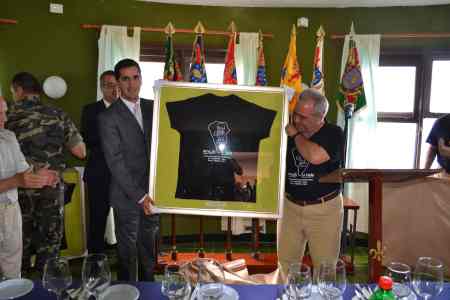 Entrega del cuadro conmemorativo del Primer Encuentro de Veteranos de la Palma 2.013 al alcalde de Breña Baja D. Borja Perez por parte de José Manuel Arcas Día 27/08/2.013